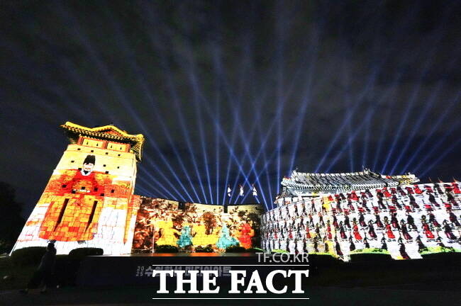 수원화성 화서문 성벽에 2025 수원화성 미디어아트 메인 작품인 새빛 향연이 상영되고 있다. /수원시