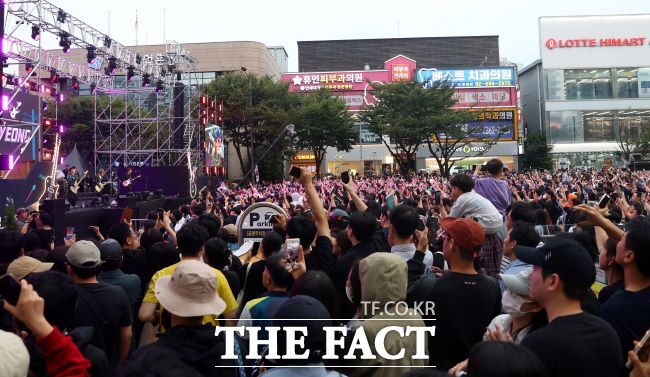 ‘페스티벌 광명’ 크라잉넛 공연을 보는 관중들. /광명시