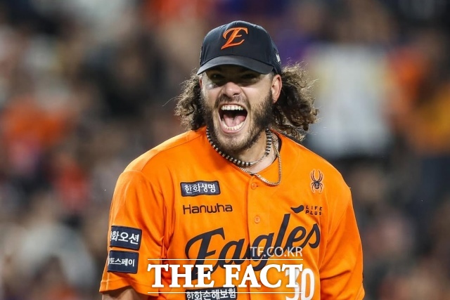 폰세는 올 시즌 29경기 180 2/3이닝 동안 17승 1패로 승률 0.944, 평균자책점 1.89와 252탈삼진을 기록해 다승·승률·평균자책점·탈삼진 부문에서 1위에 올랐다. /뉴시스