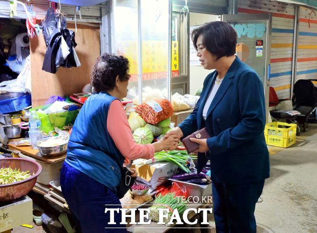 신계용 과천시장(오른쪽)이 전통시장에서 상인과 대화하고 있다. /과천시