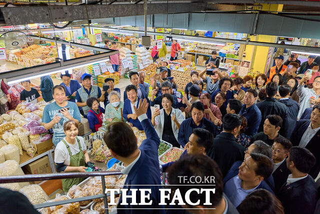 이재명 대통령이 취임 넉 달 만에 첫 명절인 추석을 맞았다. 지난 3일 강화제일풍물시장 방문해 시민들과 인사를 나누는 이 대통령. /대통령실