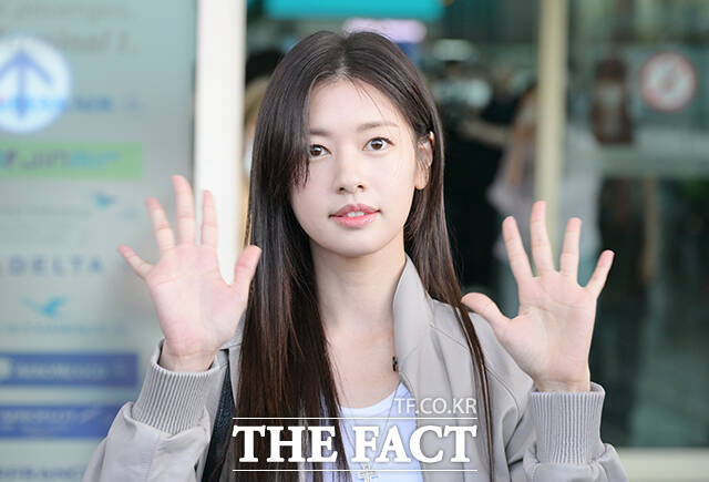 배우 정소민이 24일 오후 해외 화보 촬영차 인천국제공항을 통해 출국하며 포즈를 취하고 있다. /박헌우 기자
