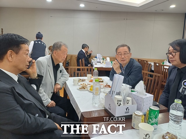 단순한 재담꾼을 넘어 프로그램을 기획하고 아이디어를 쏟아내며 흐름을 이끌었던 전유성은 동시대 개그맨들에게는 '아이디어 뱅크'이자 '웃음 창고'였다. 전유성 빈소를 찾은 김학래, 원일, 김병조, 최양락(왼쪽부터). /강일홍 기자