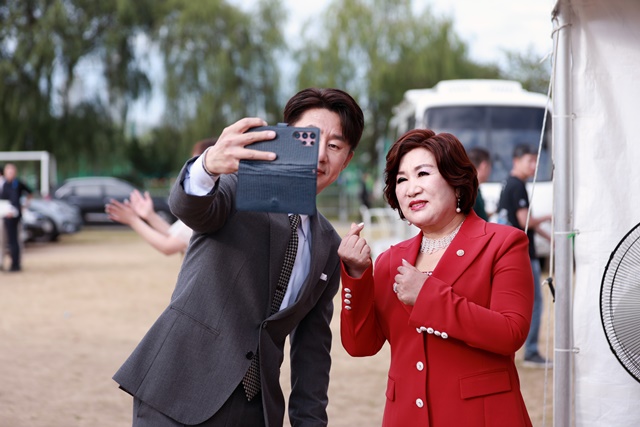 김아영은 다소 늦은 나이에 무대에 섰지만, 음악에 대한 오랜 열정과 꾸준한 노력으로 이미 여러 가요제에서 두각을 나타내며 실력을 인정받았다. 아래는 전국노래자랑 MC 남희석과 인증샷 장면. /KBS1 전국노래자랑