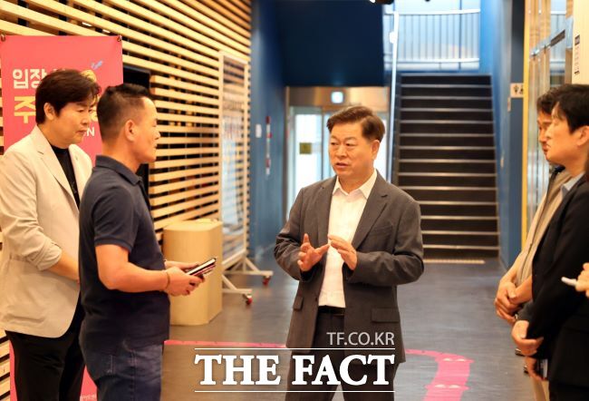 박승원 광명시장(가운데)이 광명동굴 관계자에게 안전 운영을 당부하고 있다. /광명시