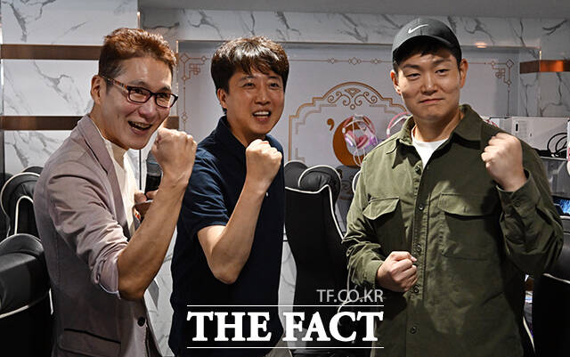 이준석 개혁신당 대표(가운데)와 김재섭 국민의힘 의원이 추석 명절을 하루 앞둔 5일 오후 서울 영등포구의 한 PC방에서 열린 한가위 기념 스타크래프트 게임대회 스타 정치인에 참가해 파이팅을 외치고 있다. /임영무 기자