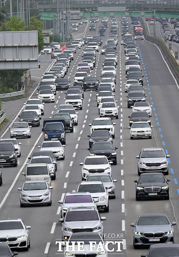 추석 연휴 사흘째인 5일 귀성길 정체가 최대치를 나타낸 가운데 7시 이후부터 교통 체증이 완화할 전망이다. /용인=임영무 기자
