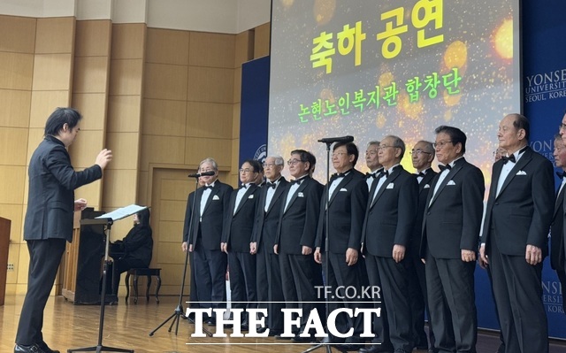 지난해 12월 6일 서울 논현노인복지관 시니어 남성합창단이 한국노년교육학회 창립 10주년 기념식이 열린 연세대 백양관 대강당에서 축하공연을 펼치고 있다. /김형수 선임기자