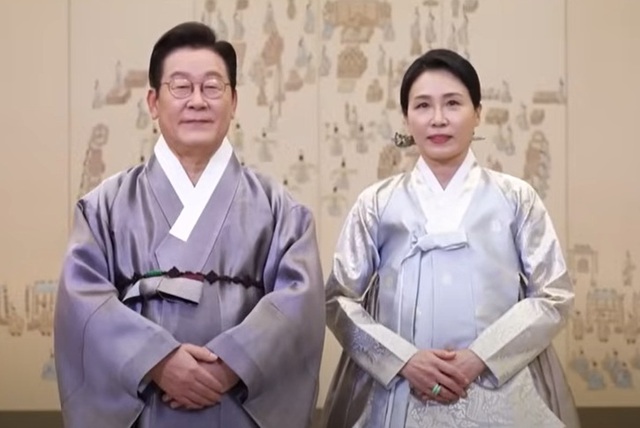 지난 4일 이 대통령 부부는 KTV 국민방송을 통해 국민의 삶을 책임져야 할 대통령으로서 한없이 무거운 책임감을 느낀다라며 더 나은 내일을 향한 우리 국민들의 단결된 의지와 열망이 있기에 어떤 어려움도 반드시 이겨낼 수 있으리라 확신한다고 강조했다. /KTV 국민방송 갈무리