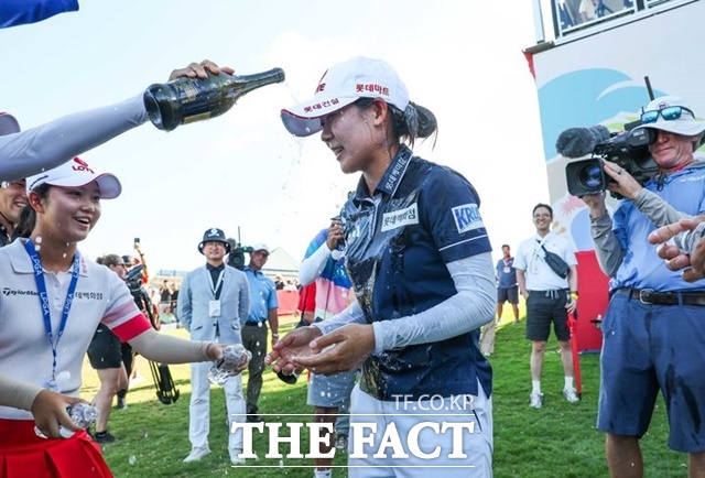 황유민이 5일(한국 시간) 하와이 오하우섬 에바비치 호아칼레이CC에서 열린 2025 롯데 챔피언십 FR에서 우승을 차지한 뒤 동료들의 축하를 받고 있다./대홍기획 제공.뉴시스