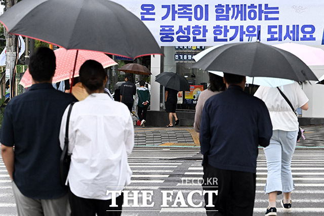 민족 대명절 추석인 6일 오전 인천 계양구 계산역 일대에 시민들이 우산을 쓴 채 발걸음을 재촉하고 있다. /인천=남용희 기자