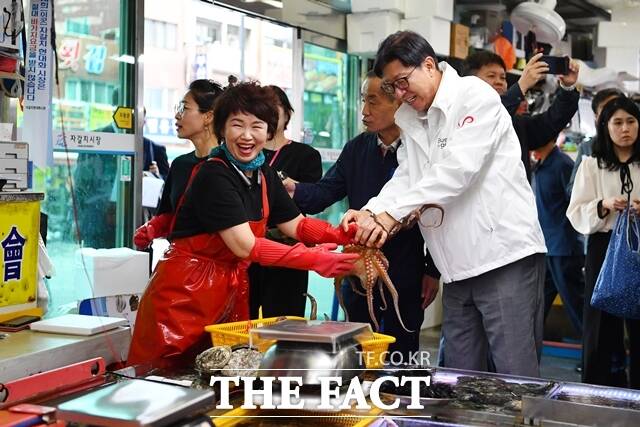 지난달 29일 오전 자갈치시장을 방문한 박형준 부산시장이 상인들과 인사하고 있다. /부산시
