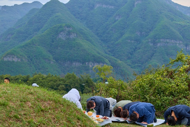 이재명 대통령이 6일 고향을 찾아 선영을 참배한 사진을 페이스북에 게재했다. /이재명 대통령 페이스북