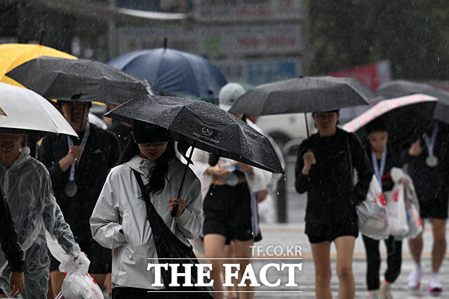 기상청에 따르면 7일 전국 대부분 지역에 비가 내리다 밤에 그치겠다. /서예원 기자