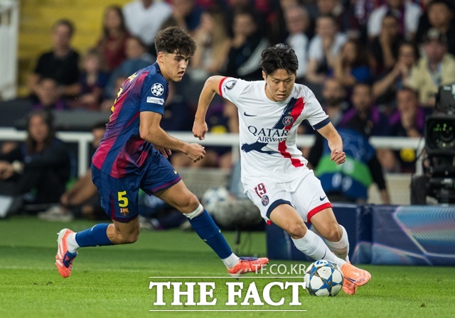 PSG의 이강인이 6일 한가위를 맞아 고국팬들에게 명절 인사를 하며 릴과 2025~2026 리그1 7라운드에 선발 출전했다. 사진은 바르셀로나와 경기 장면./신화.뉴시스