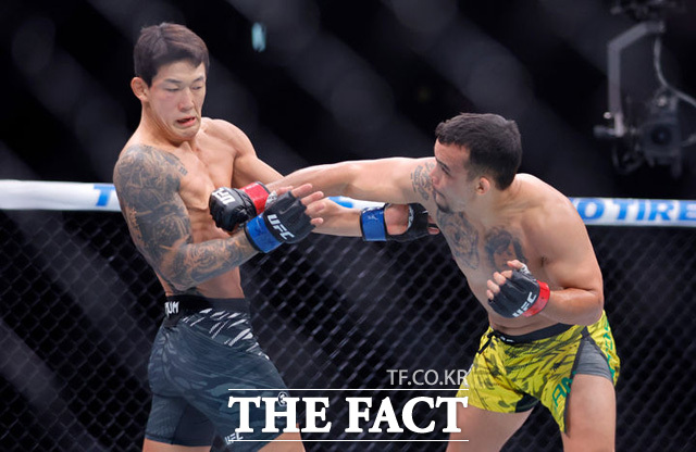 유주상(31, 왼쪽)이 미국 네바다주 라스베이거스 티모바일 아레나에서 열린 UFC 320: 안칼라예프 vs 페레이라 2 언더카드 경기에서 브라질의 다니엘 산토스(30)에게 2라운드 21초 만에 TKO로 패했다. /뉴시