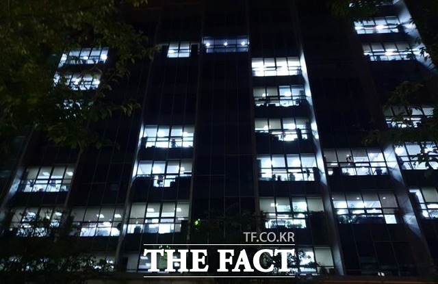 최장 10일간의 황금연휴가 주어지는 올해 추석에도 국회 의원회관 불은 어김없이 꺼지지 않을 것으로 보인다. 불 켜진 국회 의원회관 전경. /더팩트DB