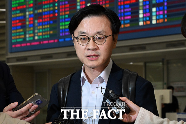 김정관 산업통상부 장관이 한미 관세협상 후속 협의를 마친 뒤 6일 오전 인천국제공항을 통해 귀국하며 취재진의 질문에 답하고 있다. /인천국제공항=남용희 기자