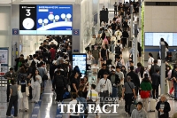  '입·출국장 모두 북적북적' 추석 황금연휴, 붐비는 인천공항 [TF사진관]