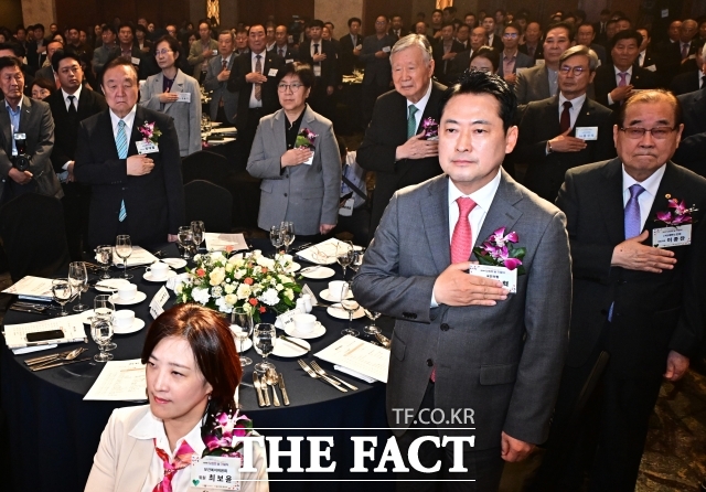 더불어민주당이 7일 이재명 대통령의 예능 프로그램 출연을 비판한 장동혁 국민의힘 대표를 정보통신망법상 명예훼손 혐의로 경찰에 고발했다. /배정한 기자