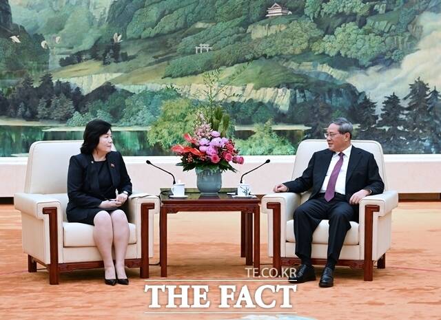 중국 권력 서열 2위인 리창 국무원 총리(오른쪽)가 북한 노동당 창건 80주년 행사(10월 10일)에 참석한다. 사진은 지난달 말 중국 베이징에서 최선희 북한 외무상과 리 총리가 회담한 모습. /AP. 뉴시스