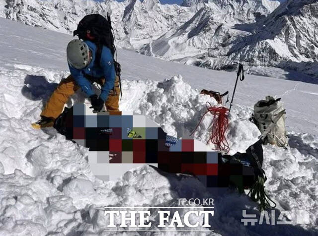 에베레스트산 인근 네팔, 중국 국경 지대에 거센 눈보라가 일어 등산객 수백명이 고립됐고 인근 봉우리에서 한국인 등산객 1명이 사망했다. /뉴시스