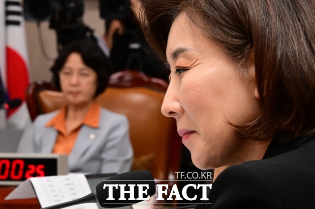 지난달 30일 오후 서울 여의도 국회 법제사법위원회에서 열린 전체회의에서 나경원(오른쪽) 국민의힘 의원이 발언을 듣고 있다. /남윤호 기자