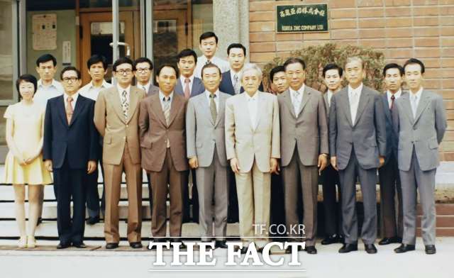 지난 1974년 8월 고려아연 창립 기념식(앞줄 오른쪽에서 네 번째 최기호 창업자, 왼쪽에서 세 번째 최창걸 명예회장). /고려아연