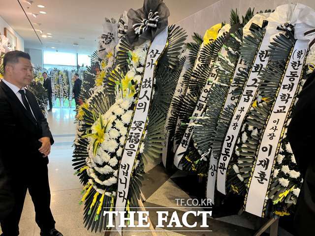 고 최창걸 고려아연 명예회장 빈소가 있는 서울 송파구 서울아산병원 20호실에 김동관 한화그룹 부회장 등 근조화환이 있다. /최의종 기자