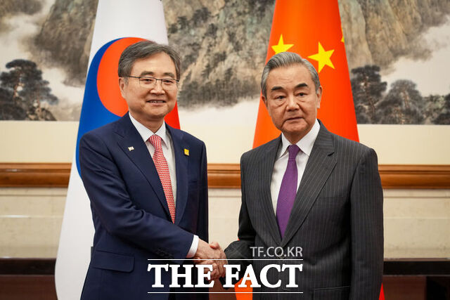 한중 외교장관이 7일 전화 통화를 갖고 양자 관계와 한반도 문제 등을 논의했다고 외교부가 밝혔다. /신화.뉴시스