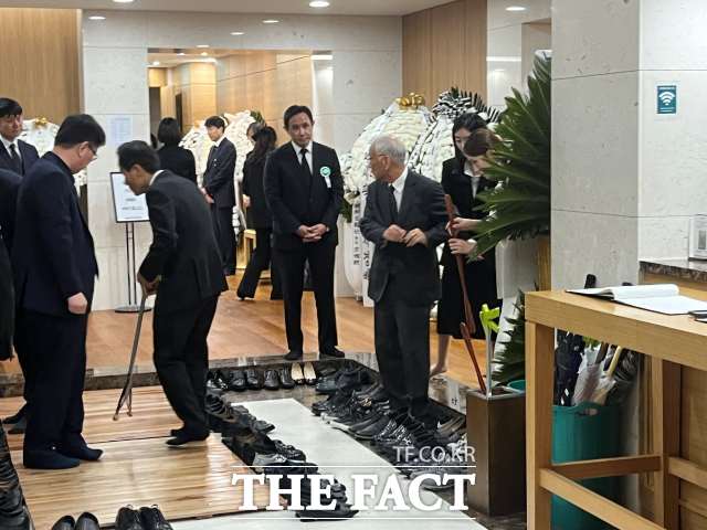 장형진 영풍 고문(오른쪽 첫 번째)이 고 최창걸 고려아연 명예회장 빈소를 찾아 조문한 뒤 병원을 나서고 있다. 최윤범 고려아연 회장(오른쪽 두 번째)이 장 고문을 배웅하고 있다. /최의종 기자