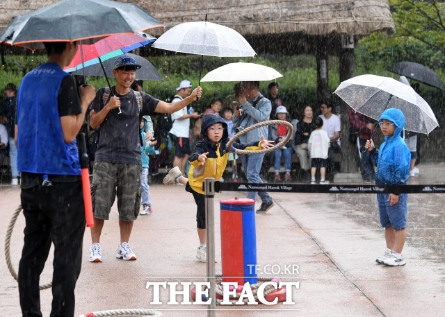 절기상 찬 이슬이 내린다는 한로인 8일은 전국이 흐리며 가끔 비가 내리겠다. /더팩트 DB