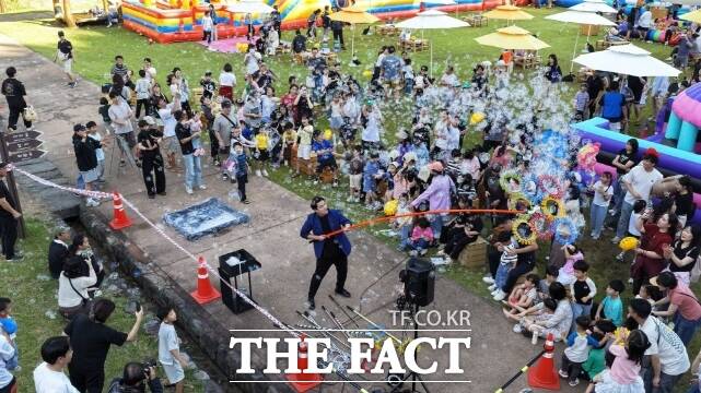 부여 백제문화단지에서 열린 제71회 백제문화제 키즈존에 인파가 몰리고 있다. /부여군