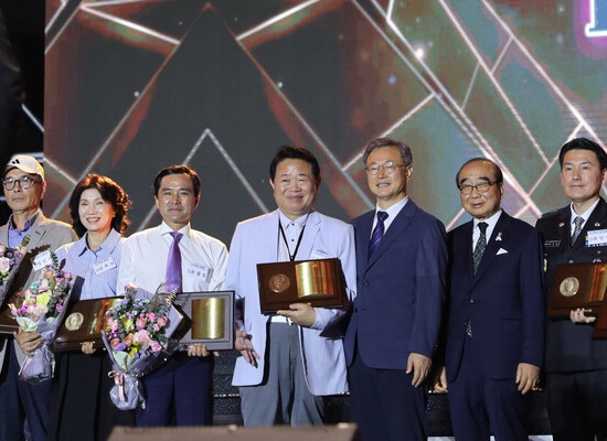 조정현(왼쪽에서 네번째)은 구로4동을 중심으로 이웃돕기, 재능기부, 나눔 활동을 꾸준히 이어온 공로를 인정받아 봉사부문 수상자(자랑스런 구로구민상)로 이름을 올렸다. /구로구청