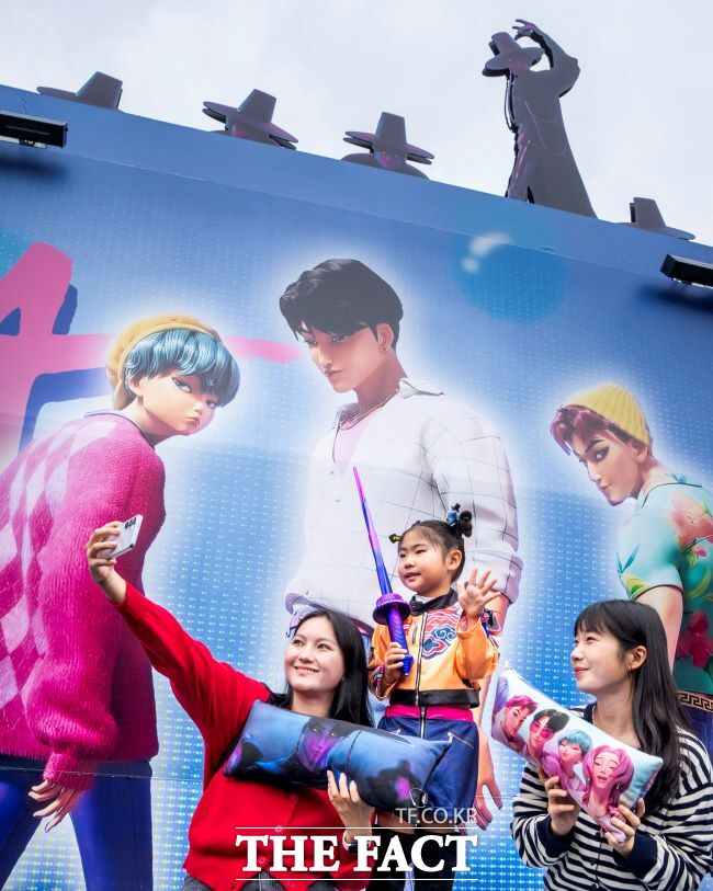 헌트릭스 분장을 하고 케이팝 데몬 헌터스 테마존을 체험하는 에버랜드 방문객 /에버랜드