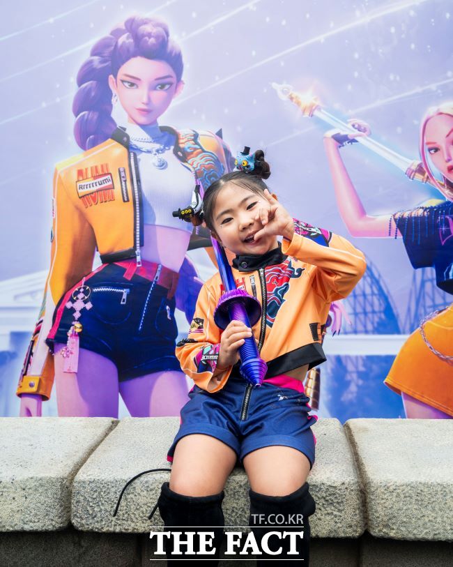 헌트릭스 분장을 하고 케이팝 데몬 헌터스 테마존을 체험하는 에버랜드 방문객 /에버랜드