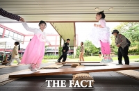  '한복 차려 입고 널뛰기' [포토]