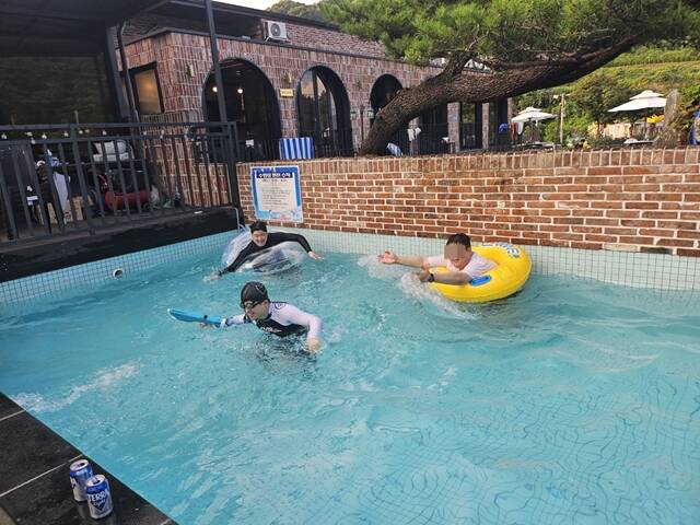 최근 투숙객들이 청소와 설거지까지 하고 퇴실해야 하는 국내 펜션의 ‘뒷정리 문화’를 둘러싸고 불만이 확산하는 가운데, 한 펜션이 청소를 대신해주는 유료 옵션을 도입해 논란이 일고 있다. 고급 호텔 수준의 숙박비를 받으면서도 청소 노동을 투숙객에게 전가한다는 지적이 이어진다. /더팩트 DB