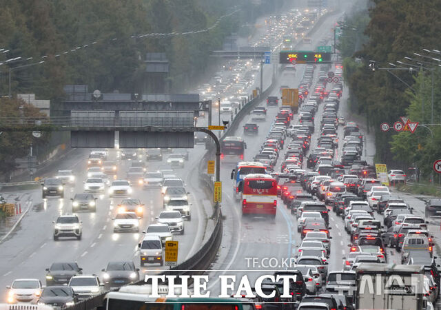7일간의 추석 연휴 중 6일째인 8일 오후 본격적인 귀성 행렬로 고속도로 정체가 지속되고 있다. /뉴시스