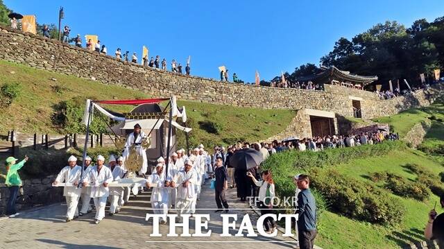 8일 무령왕의 길 장례 행렬이 금서루를 지나고 있다. /김형중 기자