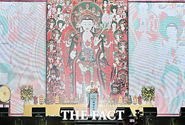 8일 영상대제에서 축사를하고 있는 마곡사 주지 원경스님. /김형중 기자