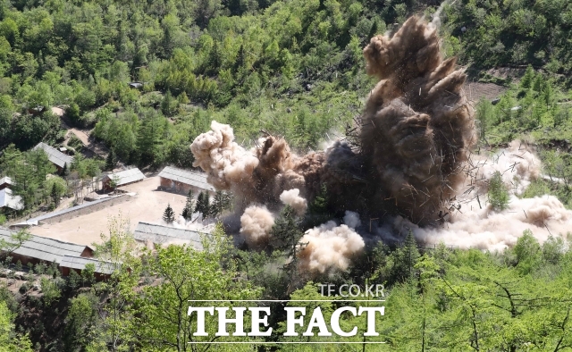 지난 20108년 5월 24일 북한 핵무기연구소 관계자들이 함경북도 길주군 풍계리 핵실험장 폐쇄를 위한 폭파작업을 했다. 풍계리 핵실험 관리 지휘소시설 폭파순간 목조 건물들이 폭파 되며 산산이 부숴지고 있다. /사진공동취재단