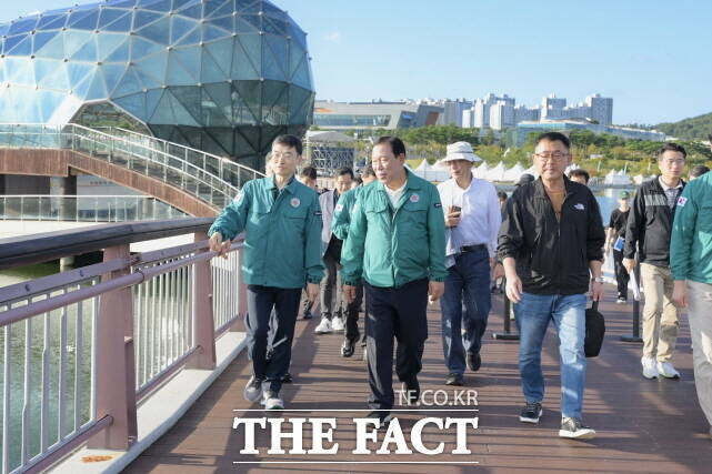 8일 최민호 세종시장을 비롯한 간부들이 세종호수 일원에서 내일 열리는 2025 세종한글축제에 대한 사전 합동 안전점검을 하고 있다. /세종시