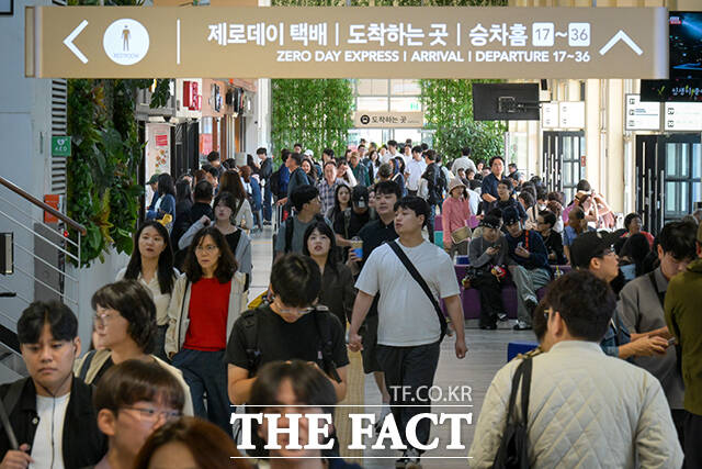 추석 연휴 엿새째인 8일 오전 서울 서초구 서울고속버스터미널에서 귀경객들이 이동하고 있다. /장윤석 기자