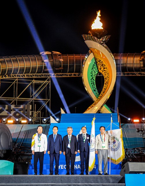 국정책임자인 현직 대통령의 전국체육대회 참석 여부가 최근 큰 관심사로 떠올랐다. 사진은 지난해 10월 제105회 경남 전국체전 폐회식에서 대회기 인수 장면. / 경남도청