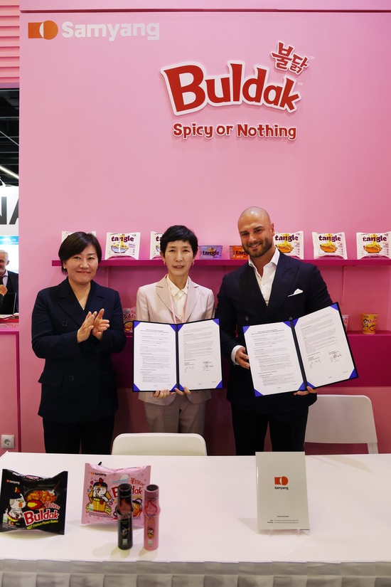 지난 4일(현지시각) 독일 쾰른에서 열린 세계 최대 식품 박람회 아누가(ANUGA) 2025 삼양식품 부스에서 (왼쪽부터) 송미령 농림축산식품부 장관, 김정수 삼양식품 부회장, Melik Bektaş SRG International 최고상업책임자(CCO)가 기념 촬영을 하고 있다. /삼양식품