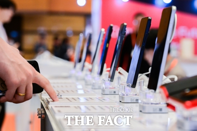 희토류는 화학적 성질이 비슷한 17개 금속 원소를 묶어 부르는 말로 스마트폰·TV·전기차·컴퓨터 등 각종 전자제품과 레이더 제조에 핵심적으로 쓰이는 원료다. 사진은 진열된 샤오미 스마트폰. /남윤호 기자