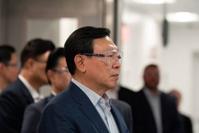 지난 5일 미국 뉴욕주 롯데바이오로직스 시러큐스 바이오 캠퍼스를 찾은 신동빈 롯데그룹 회장이 생산시설을 둘러보고 있다. /롯데그룹