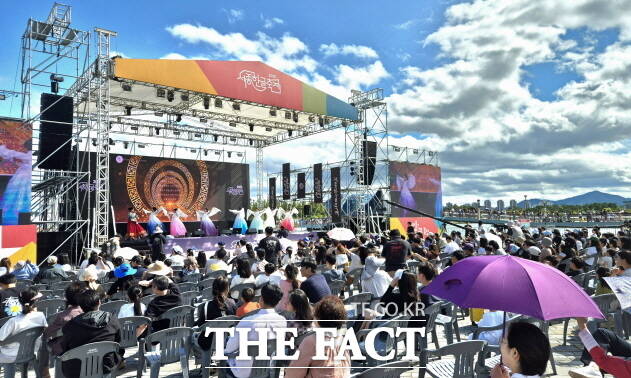 9일 열린 세종한글축제 주무대에서 세종 한복에 한글을 잇다가 열리고 있다. /세종시
