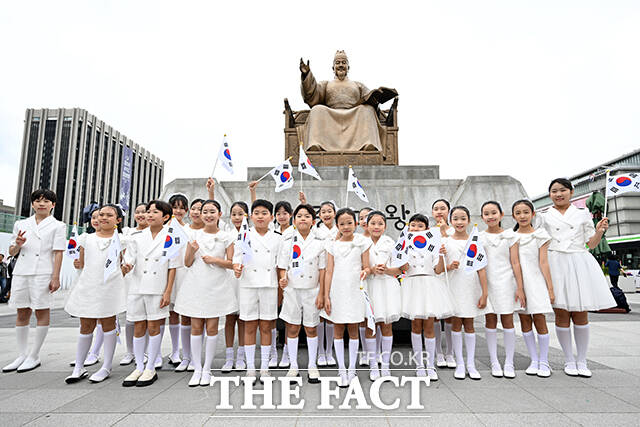 어린이들이 세종대왕상 동상 앞에서 기념 촬영을 하고 있다.